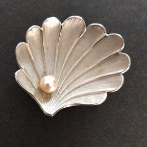 Vintage GIOVANN Silver Tone SHELL & FAUX PEARL Brooch/Pin